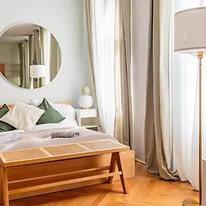 https://king-bed-homesmart-tvperfect-for-groups-of-6.vienna-besthotels.com